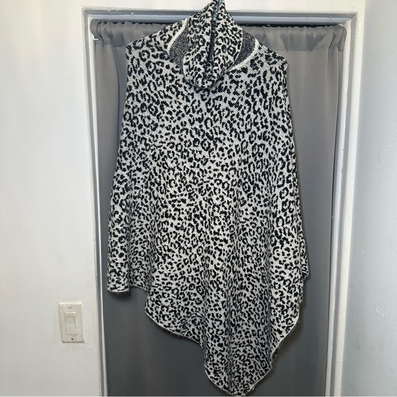 Ann Taylor Asymmetrical Handkerchief Hem Animal Print Turtleneck Fleece Poncho M - Picture 2 of 11